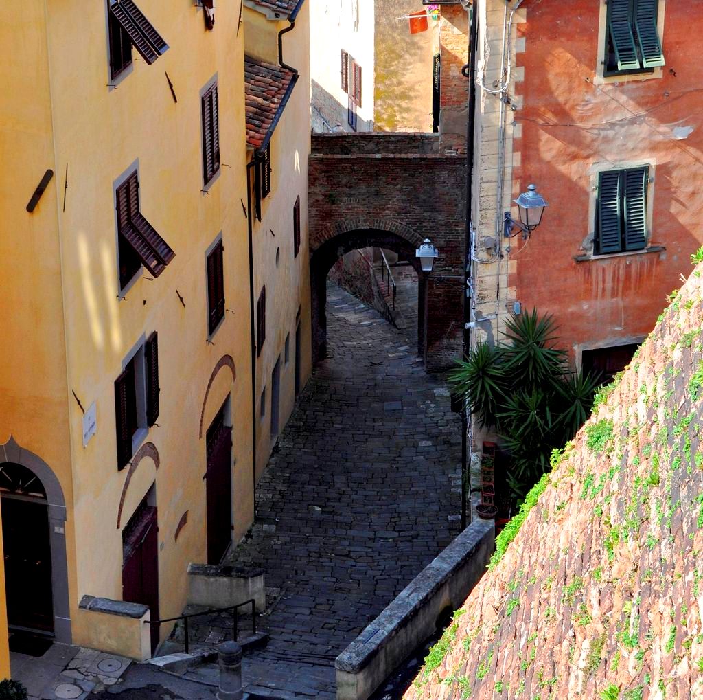 Access to the old town of Lari