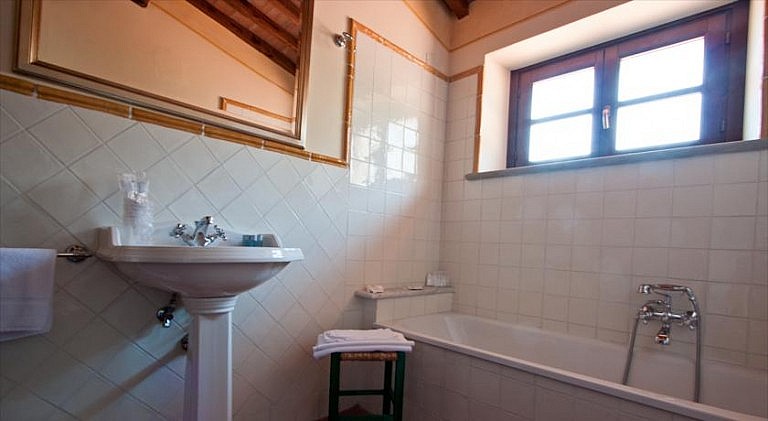 Bathroom with tub in a small Tuscan boutique hotel