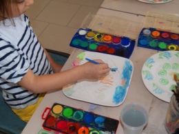 Ceramic decoration classes for children in Tuscany