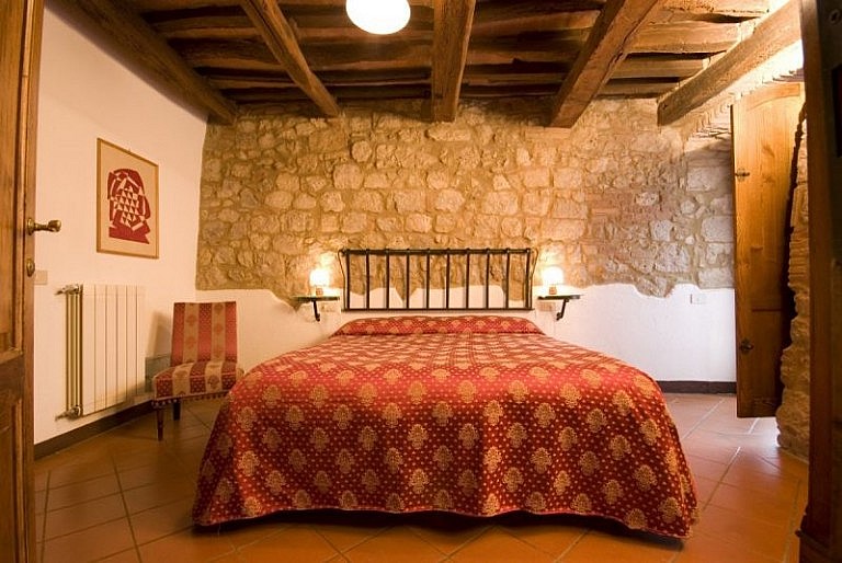 Welcoming agriturismo double bedroom
