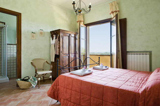 Double bedroom with en-suite bathroom and Tuscan view