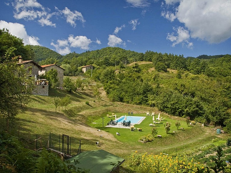 Mountain chalets with pool in Tuscany