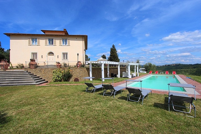 Large panoramic villa with pool between Florence and Siena
