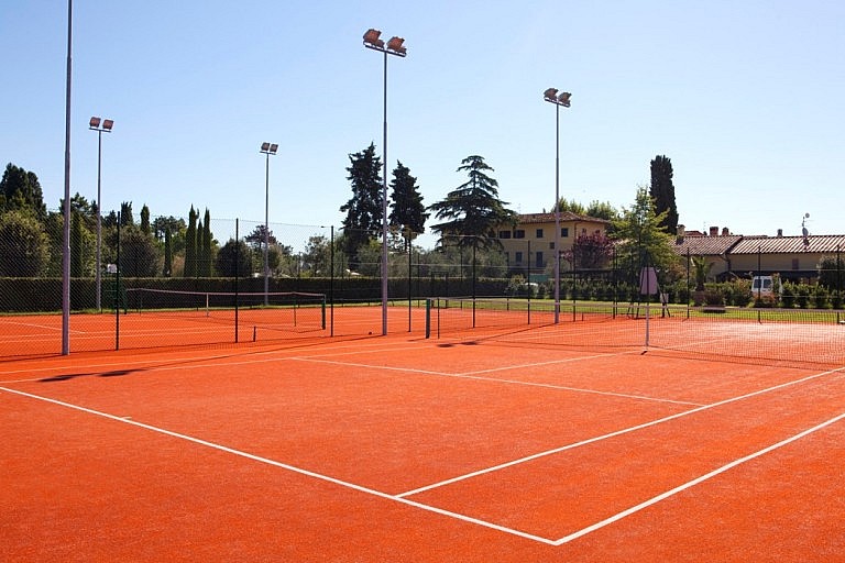 Agriturismo with tennis courts near Lucca and Florence