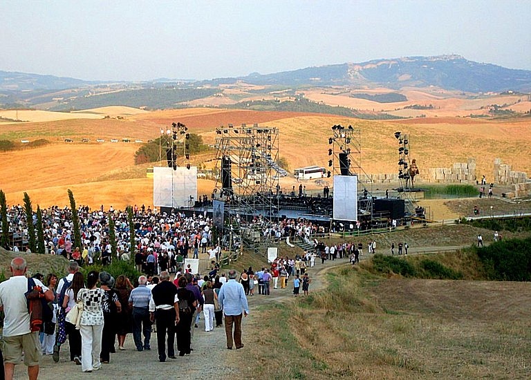 People arriving to Teatro del Silenzio for the concert of Andrea Bocelli