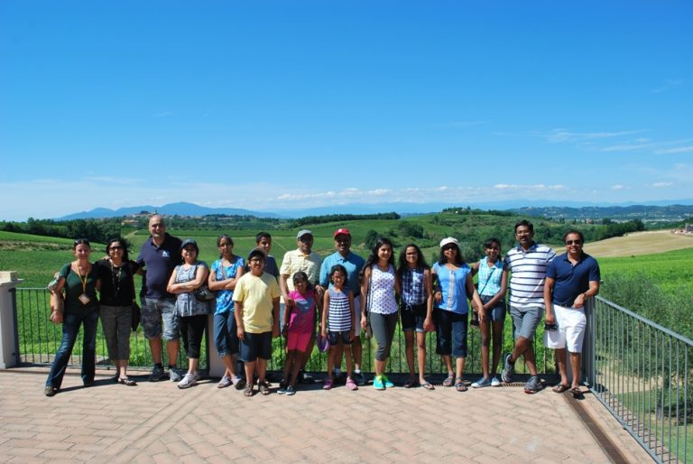 Group picture in front the vineyards