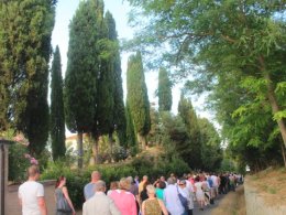 A line of visitors entering Teatro del Silenzio