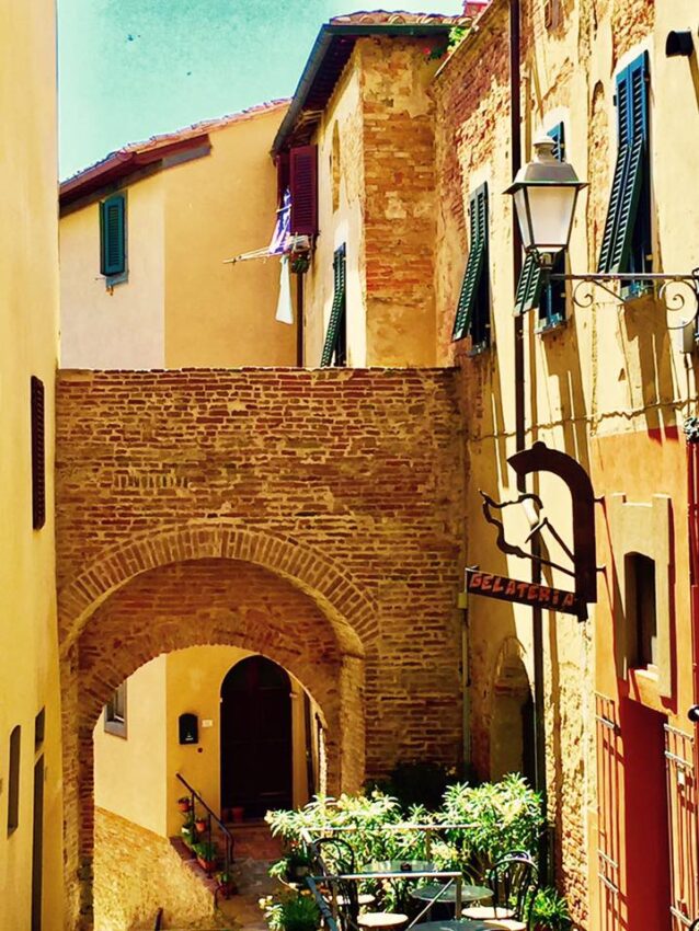 A corner in the village of Lari