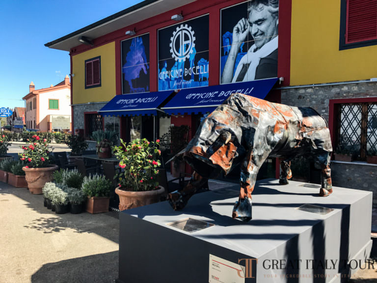 A stop for lunch at the Officine Bocelli Food Court