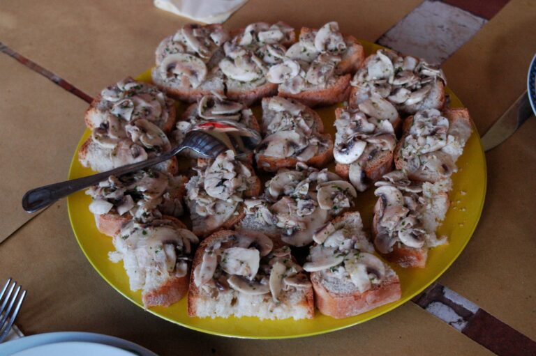 Crostini with hot and cold mushrooms