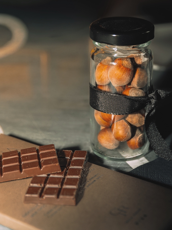 chocolate tasting experience with hazelnuts in tuscany