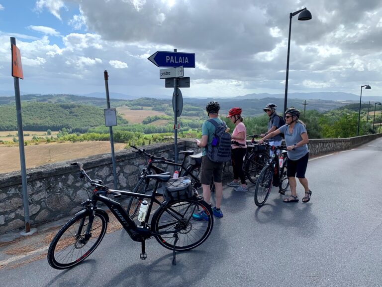 A stop in Montefoscoli to enjoy the views