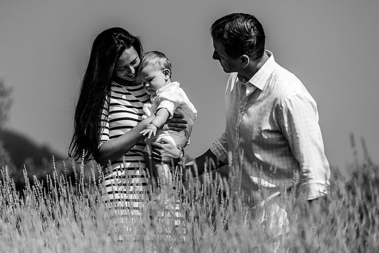 Family shooting in the grain fields