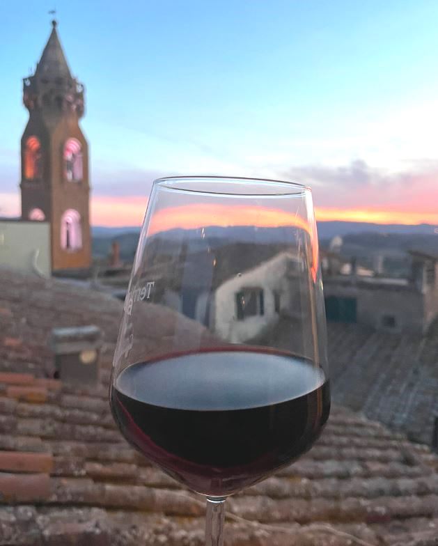 Guided visit to the village of Peccioli with wine tasting