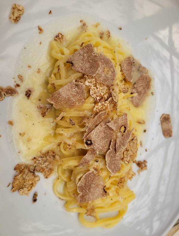 Fresh tagliolini served with truffle cream and white truffles