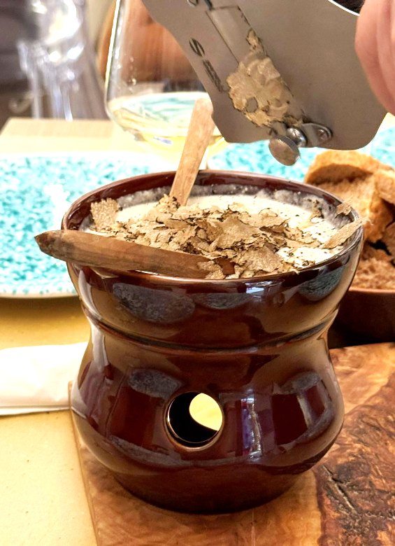 During our truffle hunting with daniele in Volterra his wife Stefania is used to prepare a delicious truffle and cheese fondue