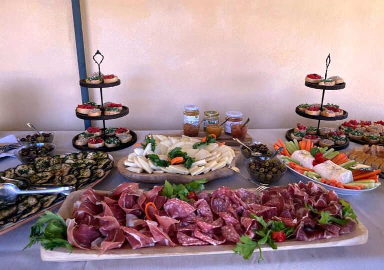 The typical Tuscan antipasti are always composed by charcuterie and pecorino cheeses with jams