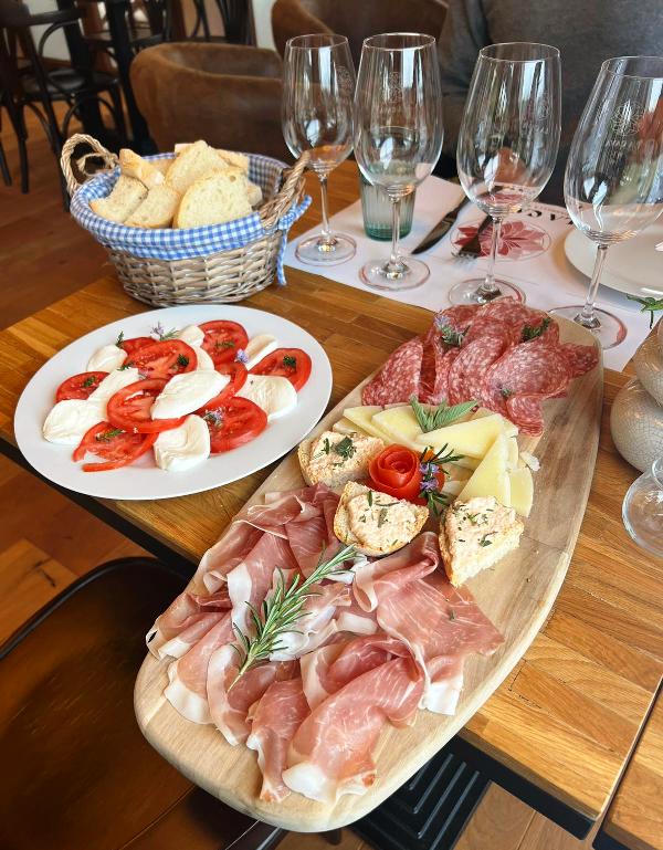 Wine and food experience in Riparbella