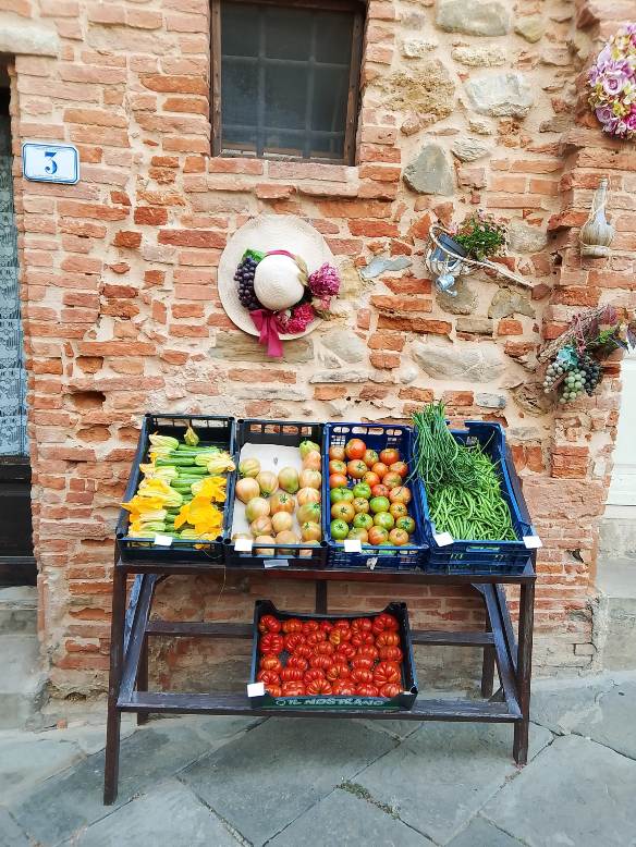 Fresh vegetables shop in Terricciola